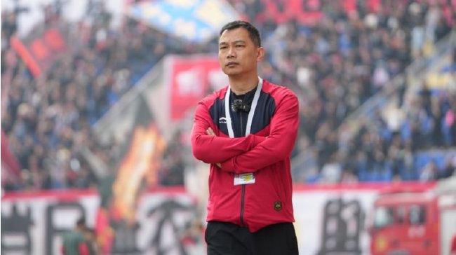 他掀开裙子舌头进去添视频